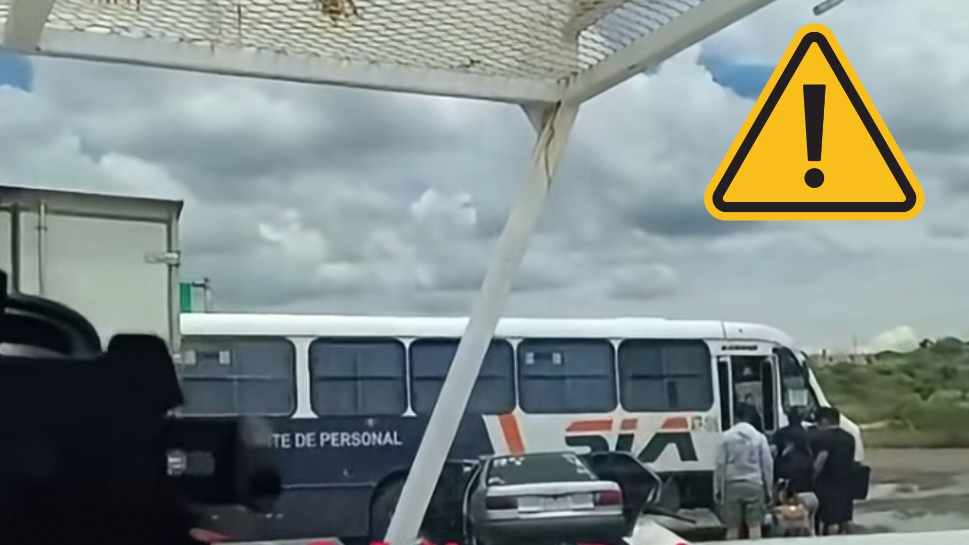 ÚLTIMA HORA: Camión de pasajeros y vehículo particular colisionan en la Carretera Federal 45 Sur ¿Hay paso?