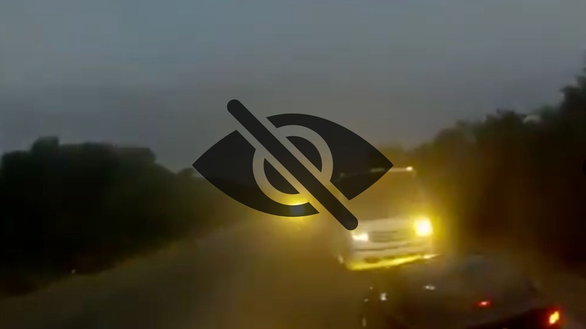 ¡FUERTES IMÁGENES! VIDEO: Momento exacto en que un camión de personal se impacta contra un vehículo tras invadir su carril; tres personas sin vida en Nuevo León