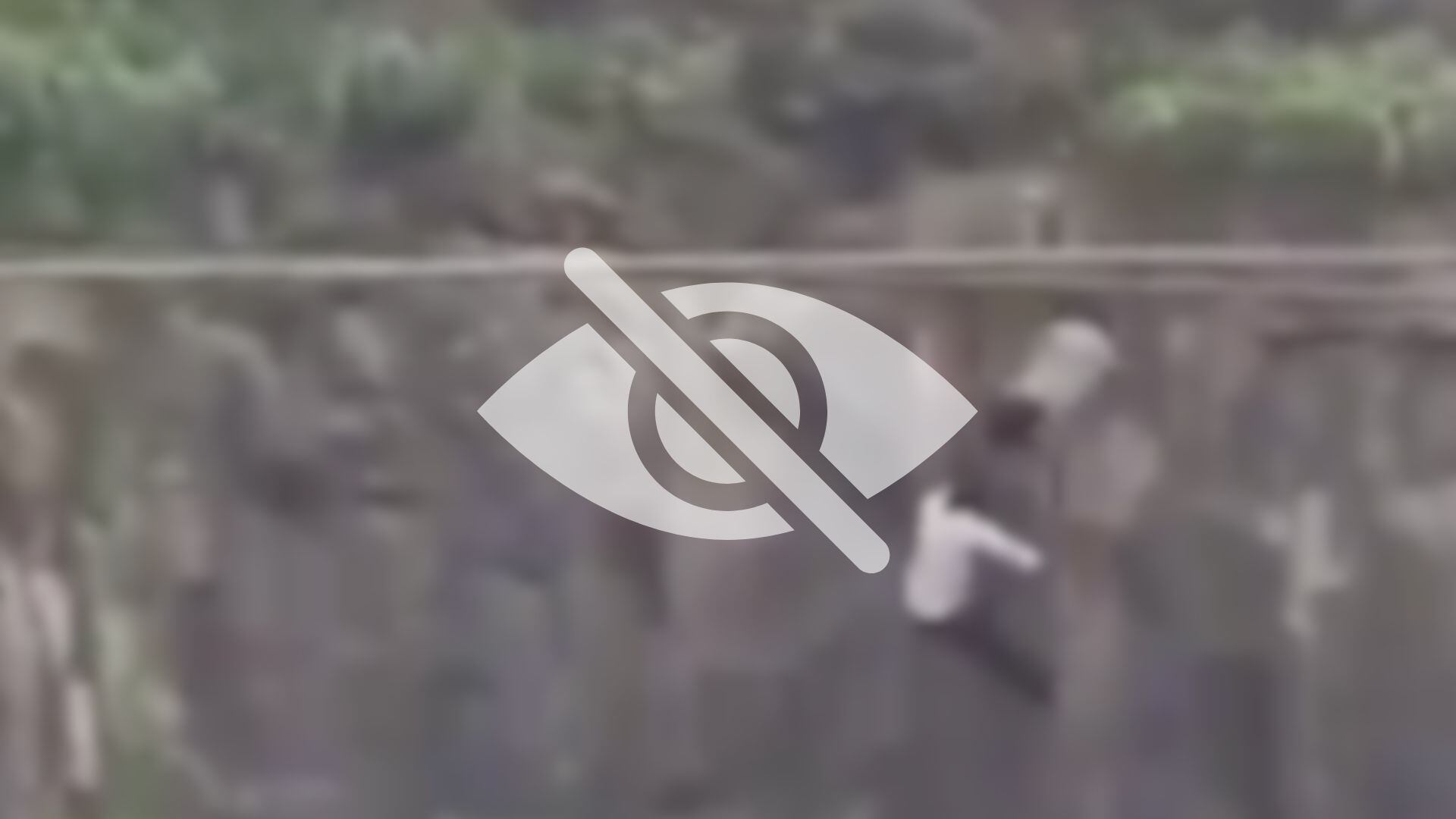 ¡FUERTES IMÁGENES! VIDEO: Padre intenta salvar a su hijo y ambos mueren en un risco frente a la madre 