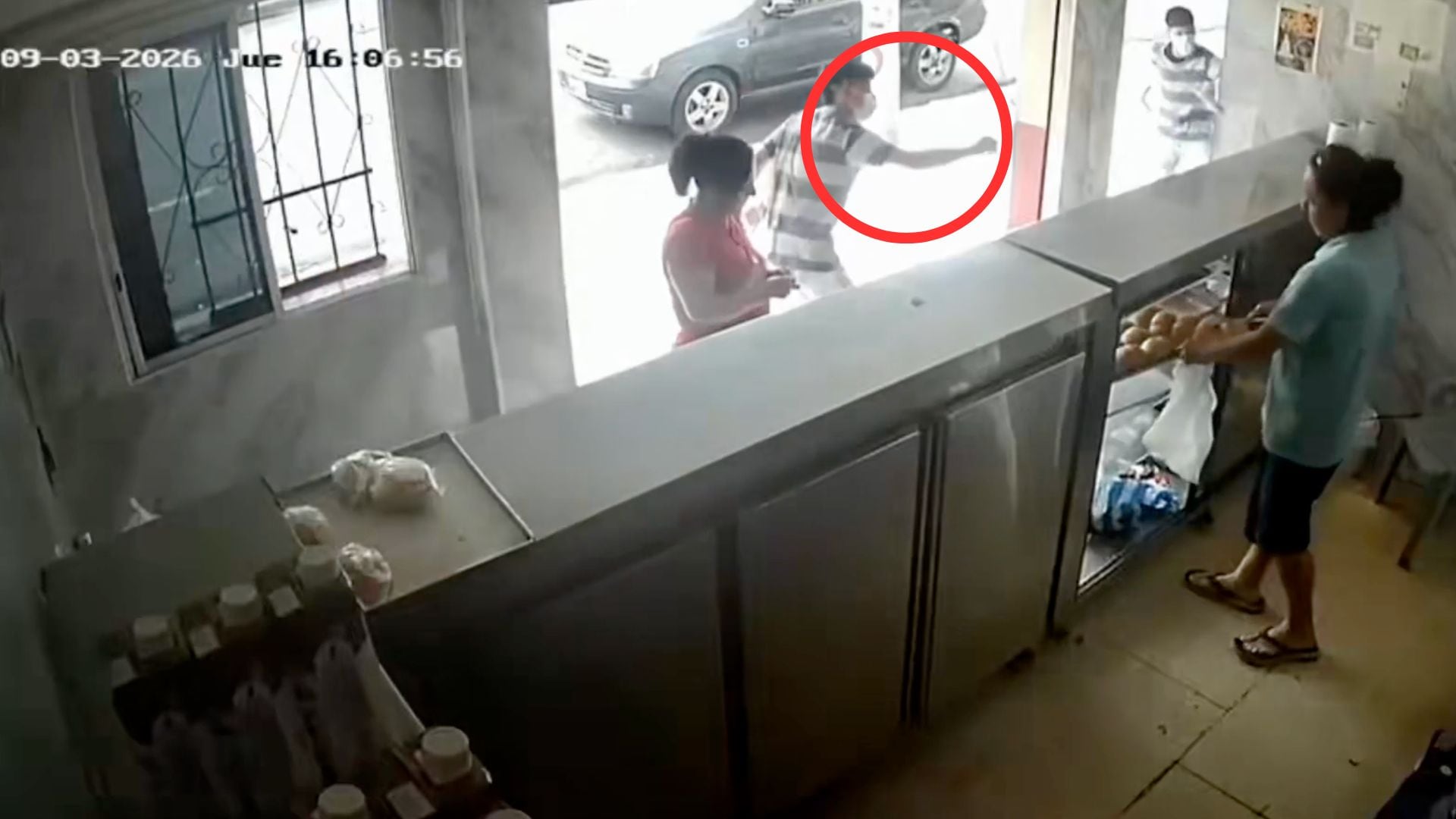 VIDEO: ¡Impactante! Lanza explosivo a una panadería y trabajadora lo arroja a la calle 