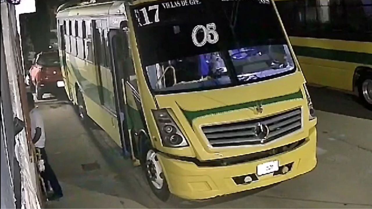 Captan a conductor de la ruta 17 haciendo del baño en la calle en Zacatecas; la grabación se ha vuelto viral
