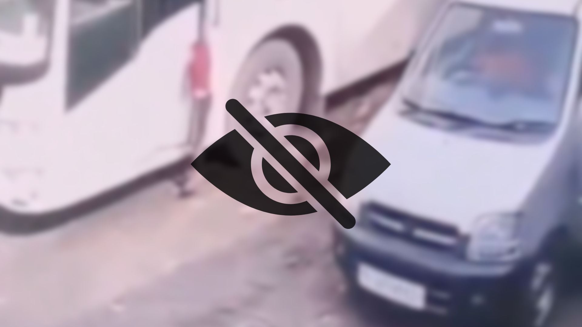 ¡IMÁGENES SENSIBLES! VIDEO: Niño muere tras quedar aplastado por el cuello por una puerta de autobús