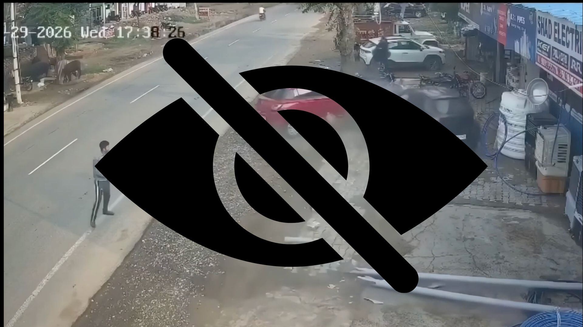 Momento en que un auto embiste a un hombre afuera de un autolavado