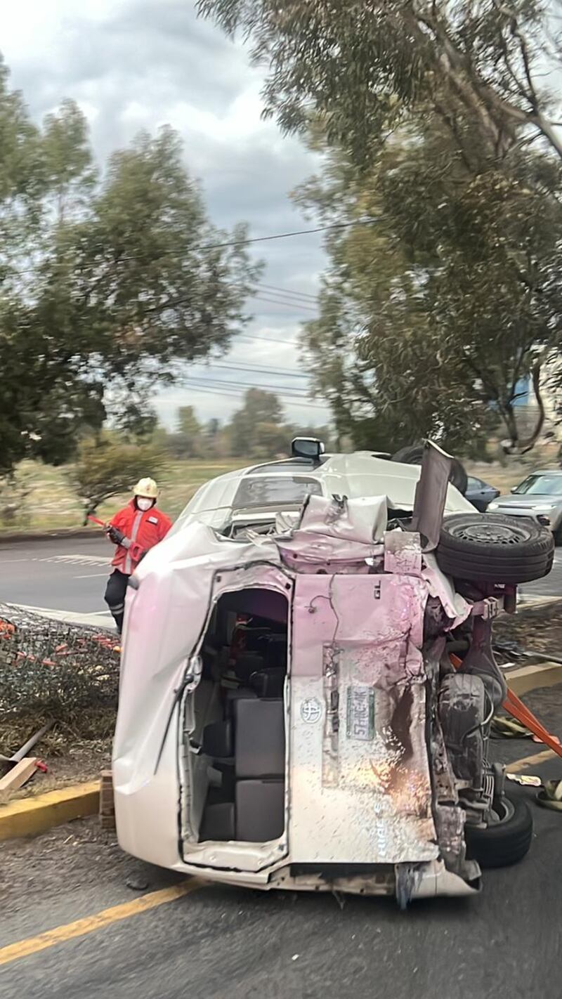 Camioneta sufre volcadura en la carretera 45 en Aguascalientes