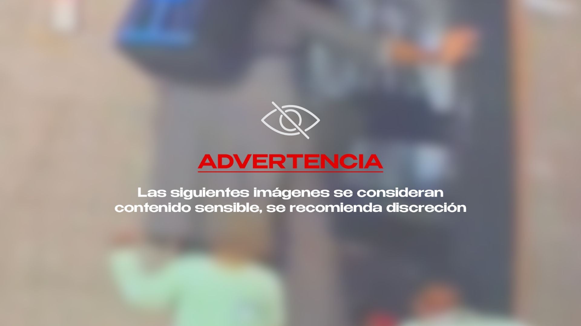 VIDEO: ¡IMÁGENES FUERTES! Mujer muere aplastada por un elevador frente a un bebé 