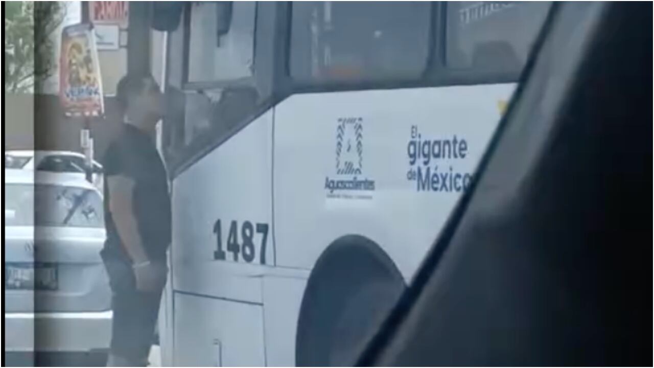VIDEO_ ¡Lo quería golpear! Captan a conductor intentando agredir a un chofer de transporte público