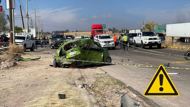 Así quedó un auto tras un accidente en la carretera federal 70; hay un muerto
