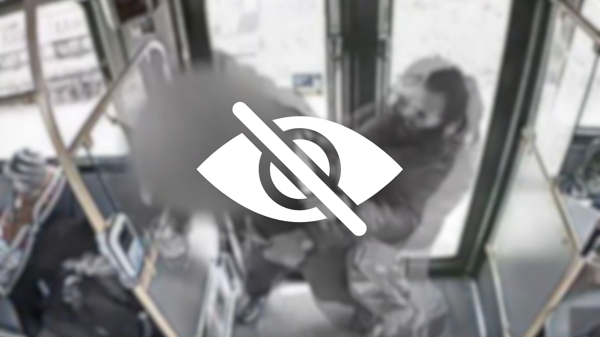 ¡IMÁGENES FUERTES! VIDEO: Hombre es casi degollado con un cuchillo mientras viajaba en un autobús urbano