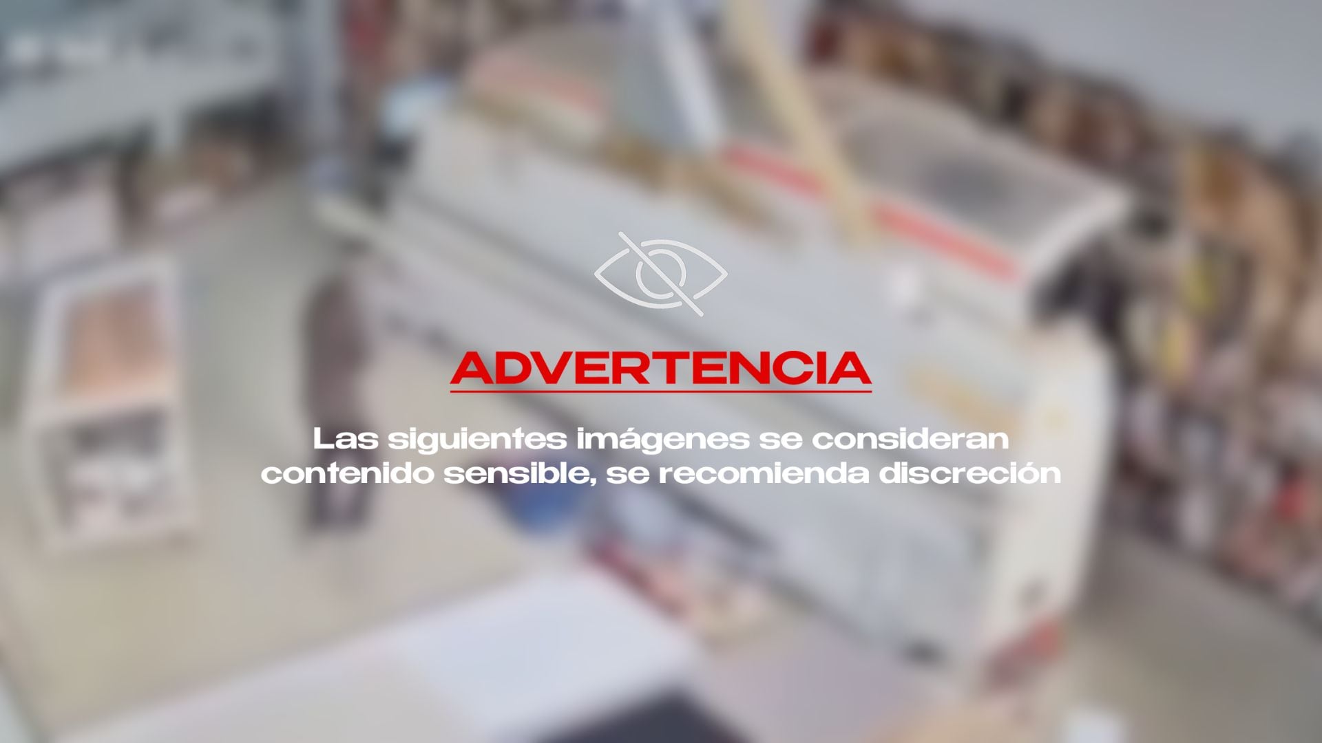 ¡FUERTES IMÁGENES! VIDEO: Trabajador muere aplastado por una pila de tablones de madera mientras intentaban moverlas
