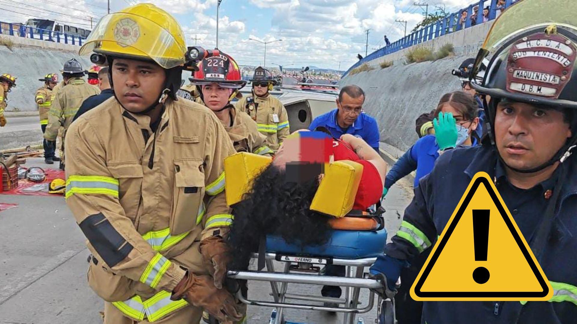 FOTOS: Así fue el rescate de la mujer que se volcó en Siglo XXI; revelan su identidad