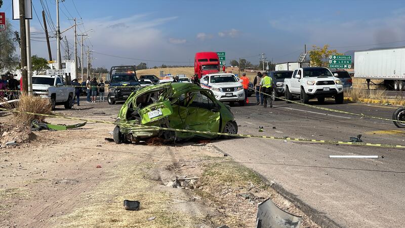 Así quedó un auto tras un accidente en la carretera federal 70; hay un muerto