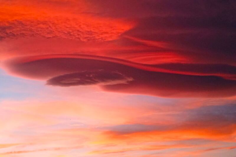 ¿Un ovni? Captan nubes en el cielo en forma en nave espacial