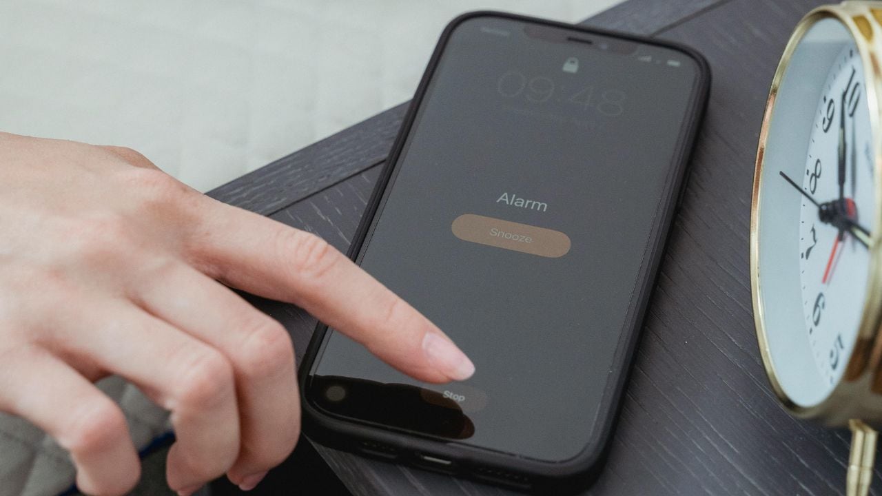 La razón por la que poner muchas alarmas para despertar podría afectar tu salud